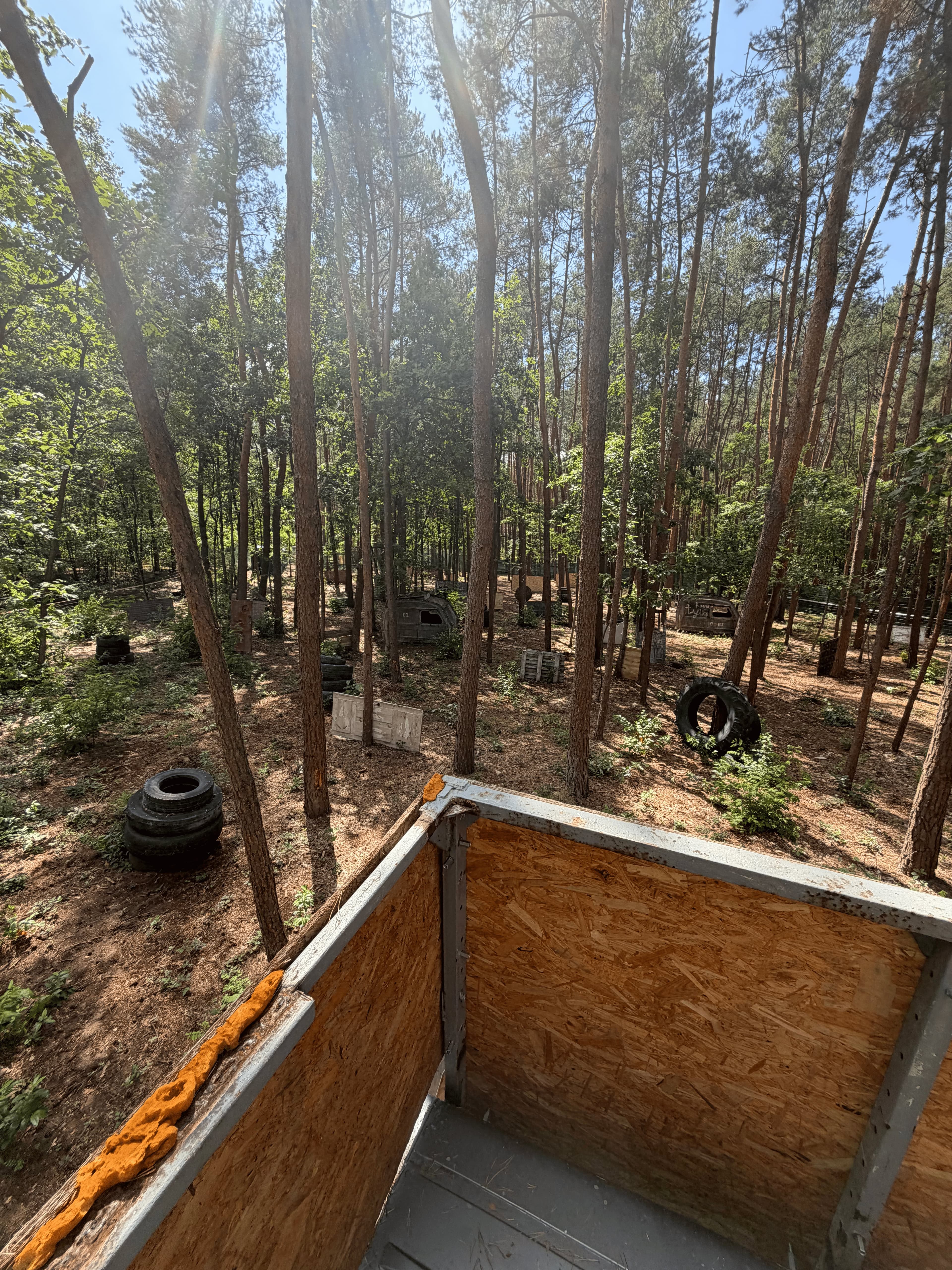 Drewniany bunkier na torze paintballowym w lesie, Siedlisko Rawka