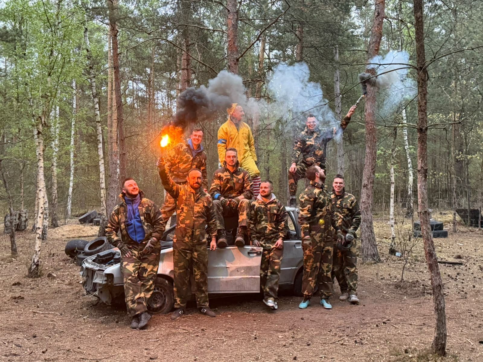 Drużyna paintball z kolorowym dymem na polu bitwy, Siedlisko Rawka