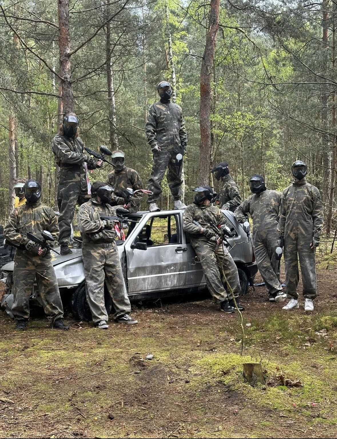 Gracze paintball przy zdobytym wraku samochodu, Siedlisko Rawka