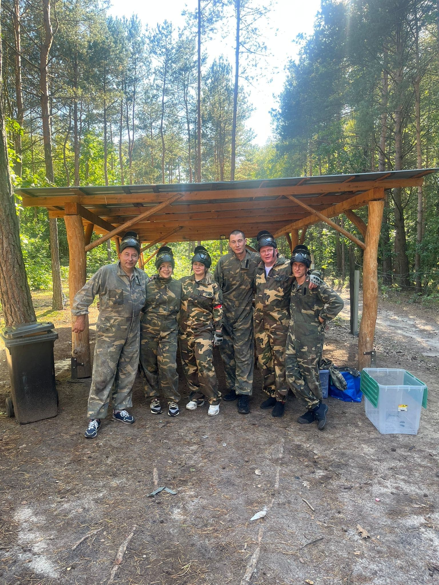 Drużyna paintballowa pozująca pod wiatą, Siedlisko Rawka Nowy Kawęczyn