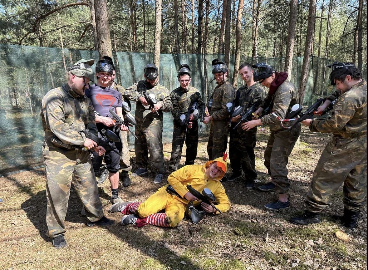 Inscenizowana scena akcji z uczestnikiem w żółtym stroju, paintball Siedlisko Rawka