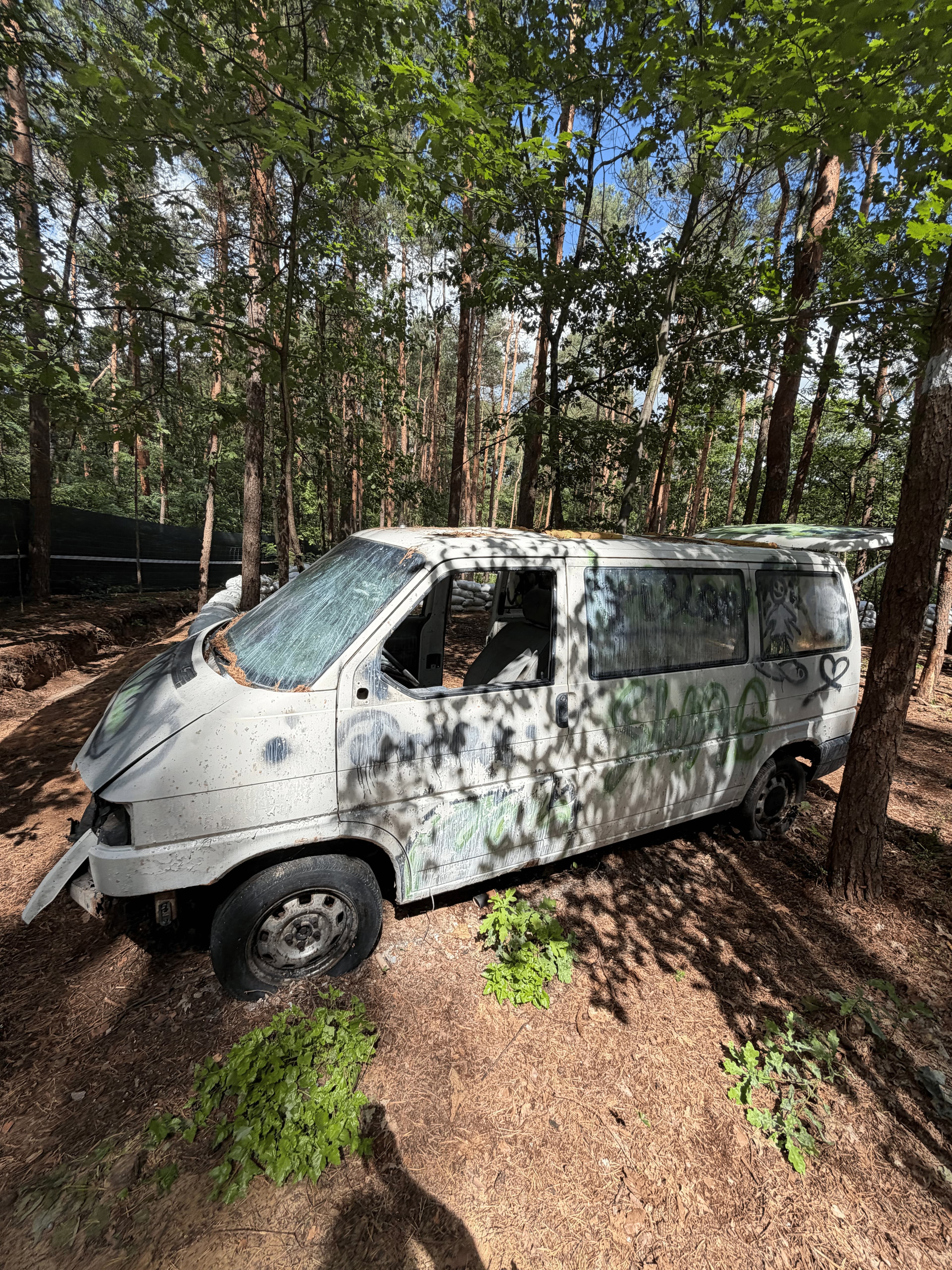 Wrak busa jako przeszkoda na polu paintballowym, Siedlisko Rawka Nowy Kawęczyn
