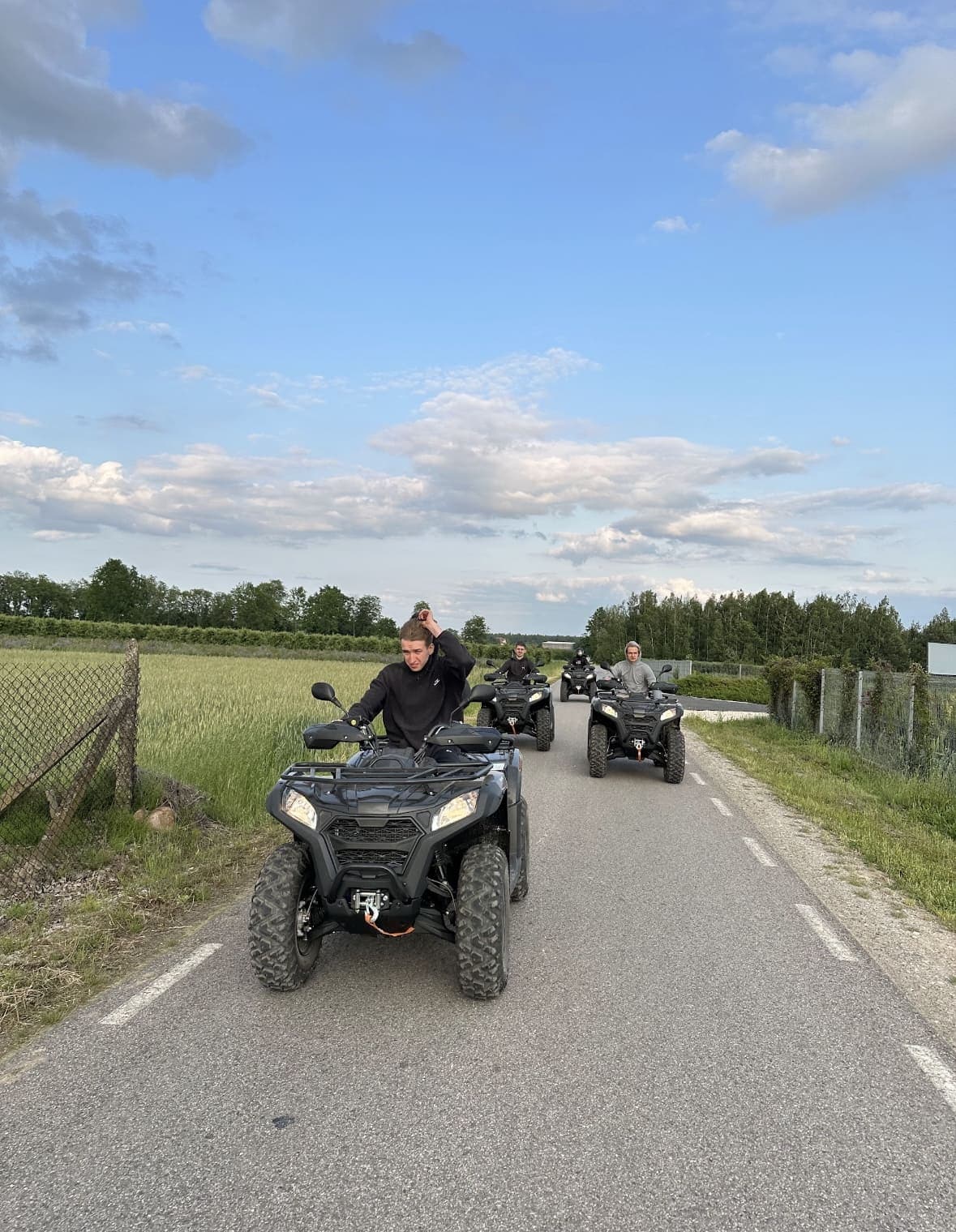 Konwój quadów na gruntowej drodze wśród pól, Siedlisko Rawka