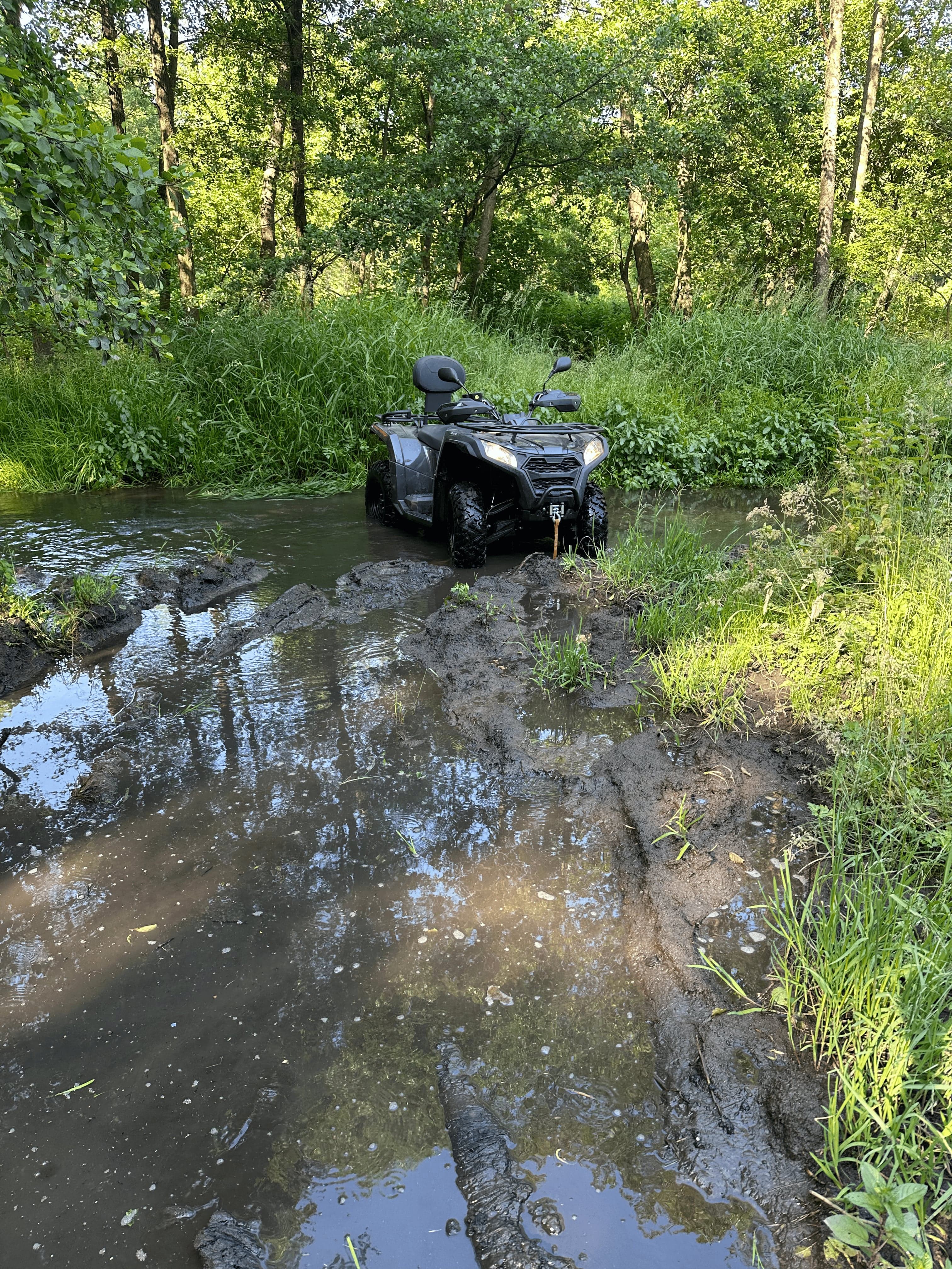 Quad podczas przejazdu przez kałużę na leśnej trasie, Siedlisko Rawka Nowy Kawęczyn