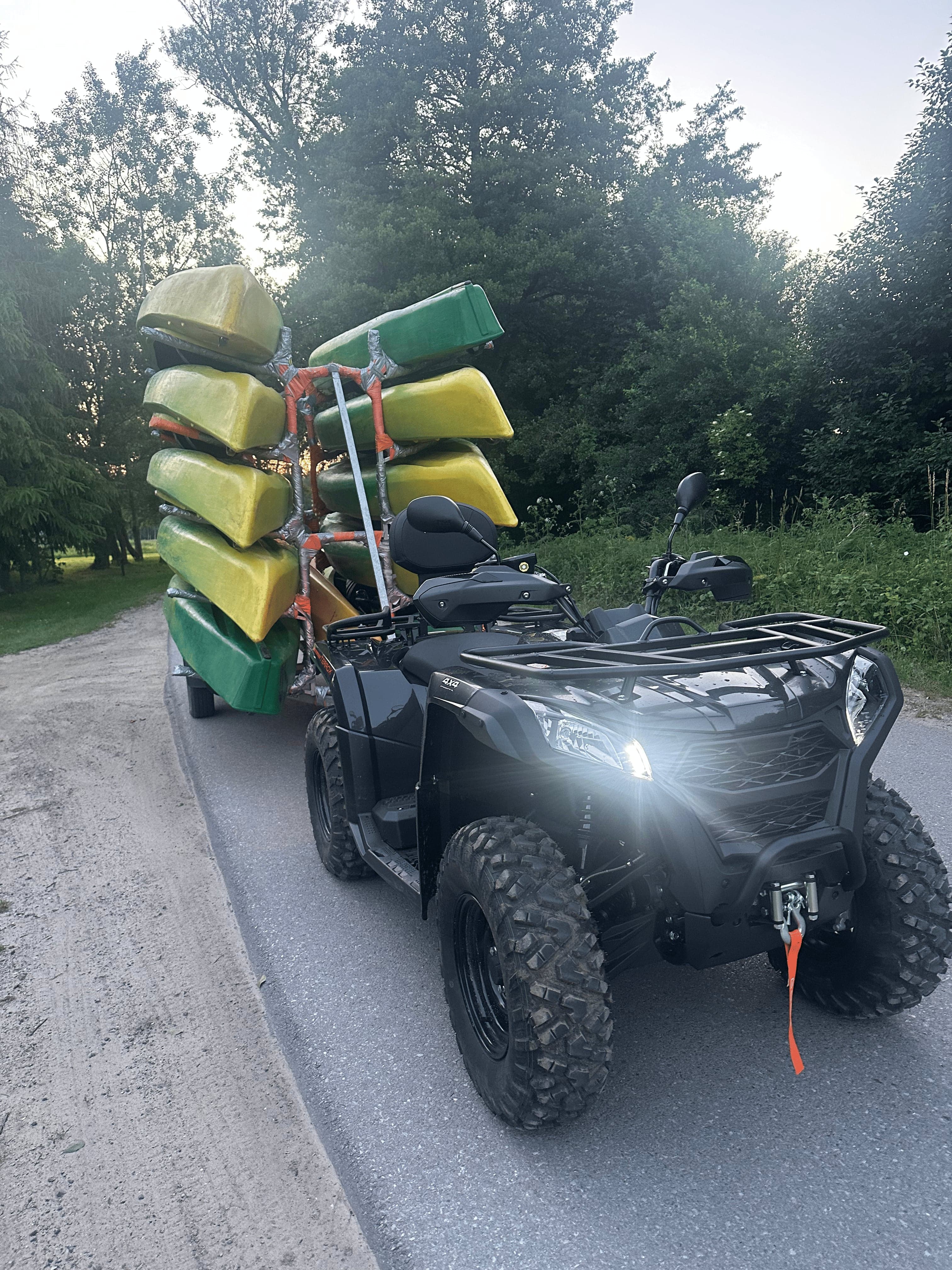 Quad z przyczepą transportujący kajaki, Siedlisko Rawka Nowy Kawęczyn